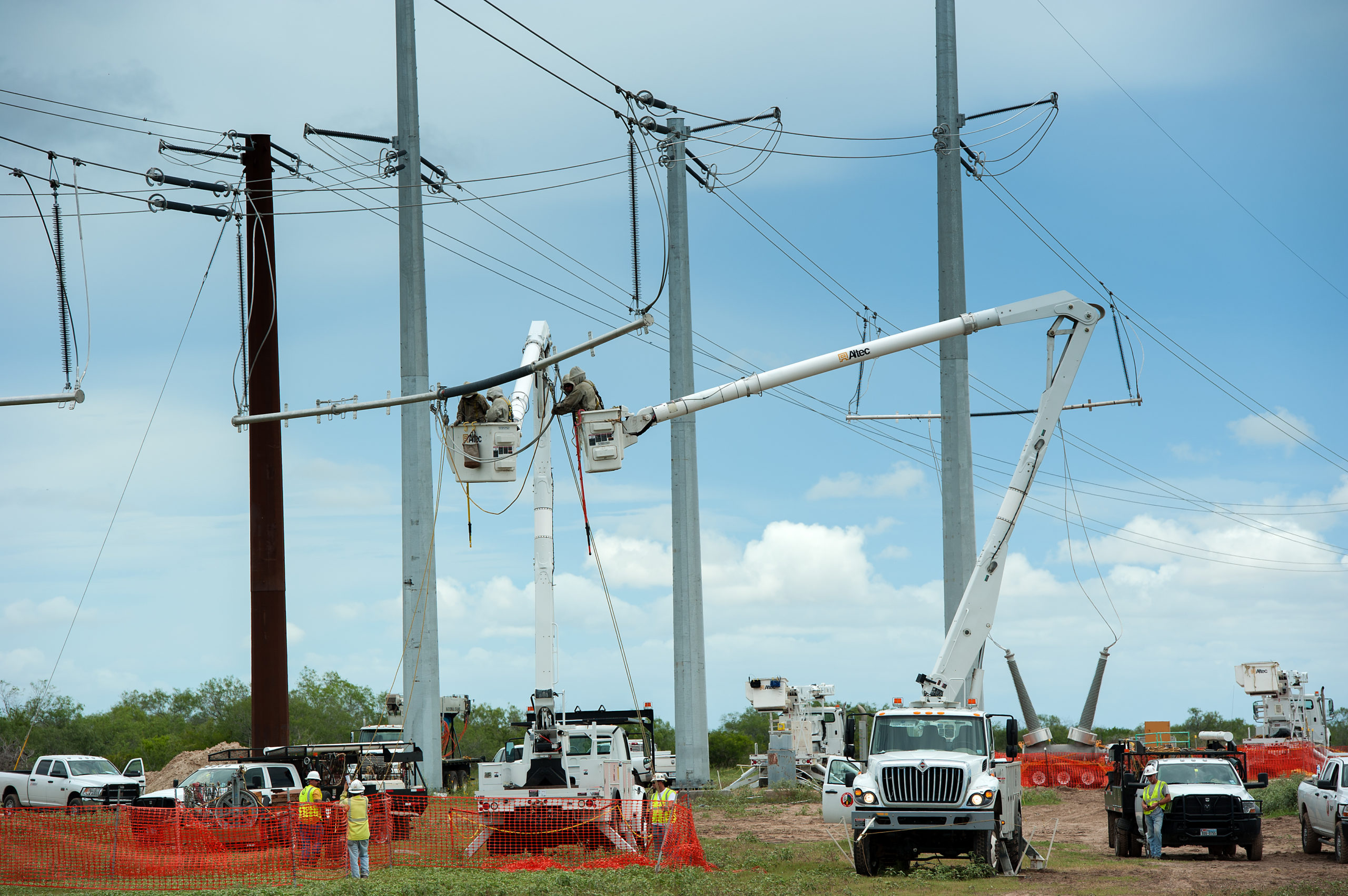 We specialize in turnkey services for construction and maintenance of transmission lines